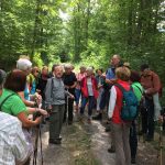 Wanderführer erzählt die Geschichte des Burgberg Turms